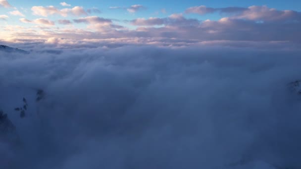 Летает Среди Океана Облаков Горах Туман Похож Большие Океанские Волны — стоковое видео