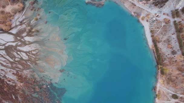 Rozwód Rzeczka Płynący Górski Jezioro Jakby Powierzchnia Wody Była Pomalowana — Wideo stockowe