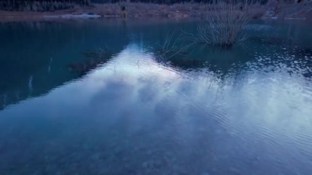 Gün Batımında Aynalı Ile Issyk Dağı Gölü Suyun Rengi Gözlerimizin — Stok video