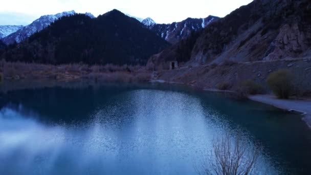 Issyk Horské Jezero Zrcadlovou Vodou Při Západu Slunce Barva Vody — Stock video