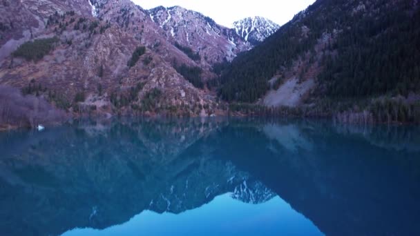 Couleur Miroir Bleu Foncé Eau Dans Lac Montagne Surface Lisse — Video
