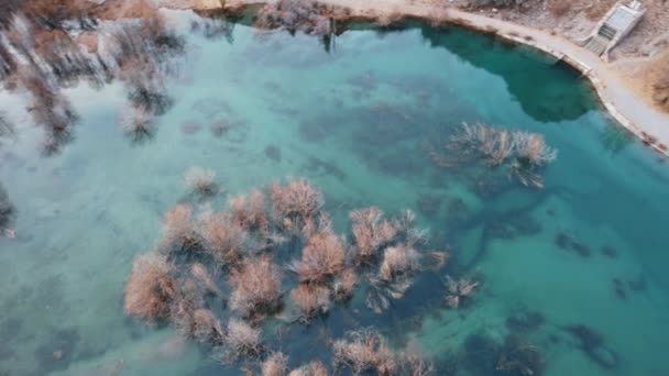 Bir Dağ Gölünün Turkuaz Suyunun Üst Manzarası Altında Çizgiler Olan — Stok video