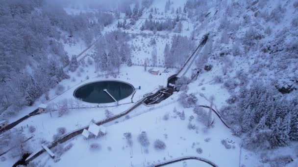 阿拉木图雪山 有针叶树 山水的蓄水池 Medeo水坝和健康阶梯一切都被乌云和雪覆盖着 可以看到人和缆车 — 图库视频影像