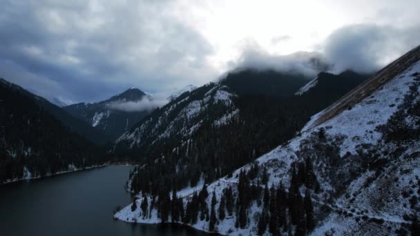 Horské Jezero Kolsai Zimním Lese Pohled Mraky Jehličnaté Stromy Zrcadlící — Stock video