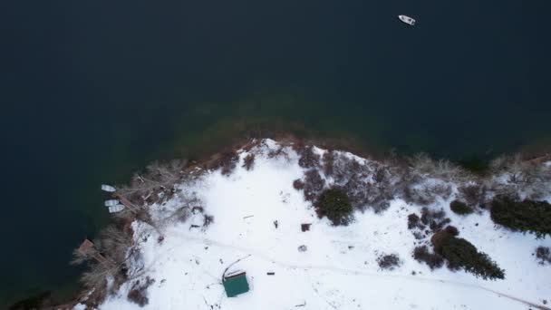 Kolsai Bergsee Winterwald Drohnenblick Auf Wolken Nadelbäume Spiegelglattes Wasser Hügel — Stockvideo