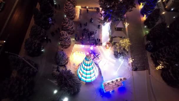 Heldere Kerstversiering Met Een Kerstboom Bloemenslingers Neonspeelgoed Gloeien Kerstboom Decoratie — Stockvideo