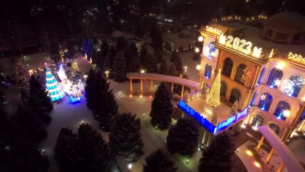 Wunderschön Dekoriertes Haus Für Weihnachten Und Neujahr Schnee Fällt Girlanden — Stockvideo
