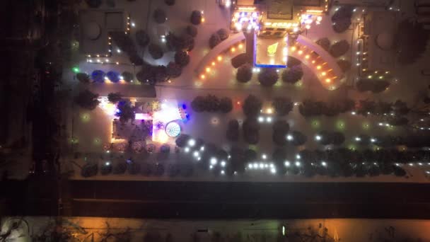 Die Weihnachtsdekoration Leuchtet Hell Unter Dem Schnee Draufsicht Von Der — Stockvideo