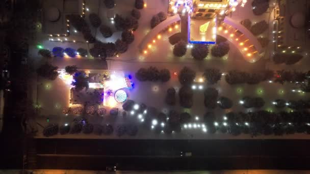 圣诞装饰品在雪下闪闪发光 从无人机俯瞰圣诞树 冷杉树 花环和各种灯光 汽车经过了 人们在走路 农历新年 — 图库视频影像