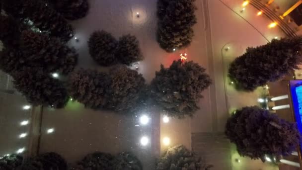 Decorazioni Natalizie Brillano Sotto Neve Vista Dall Alto Dal Drone — Video Stock