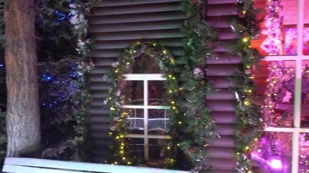 Parlak Noel Baba Evi Güzel Bir Manzara Çelenkler Işıklar Parlıyor — Stok video