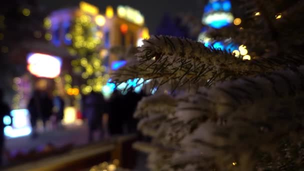 Gente Calle Celebra Año Nuevo Navidad Nieve Esponjosa Cae Hermosas — Vídeo de stock