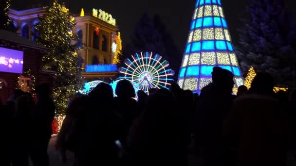 Люди Улице Празднуют Новый Год Рождество Пушистый Снег Падает Красивые — стоковое видео