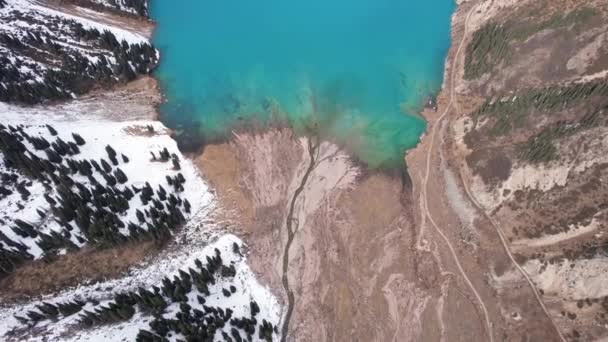 Озеро Горах Бирюзовой Голубой Водой Вид Беспилотника Чистую Воду Хвойные — стоковое видео