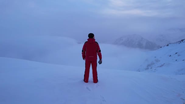Vrcholu Hory Stojí Horolezec Červeném Obleku Dívá Nebeský Oceán Bílých — Stock video