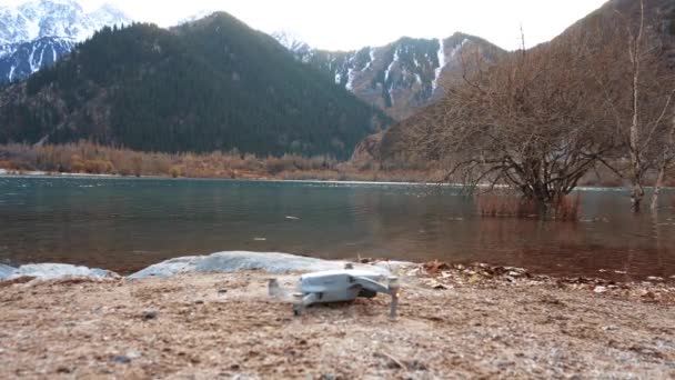 Квадрокоптер Злітає Пляжу Гірського Озера Невеликий Сірий Дрон Запускає Лопаті — стокове відео