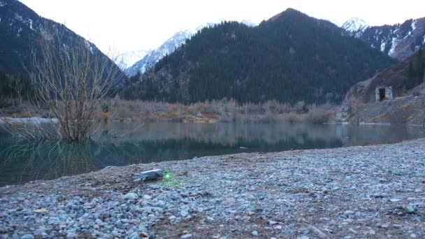 Quadcopter Odstartuje Pláže Horského Jezera Malý Šedý Dron Vystřelí Své — Stock video