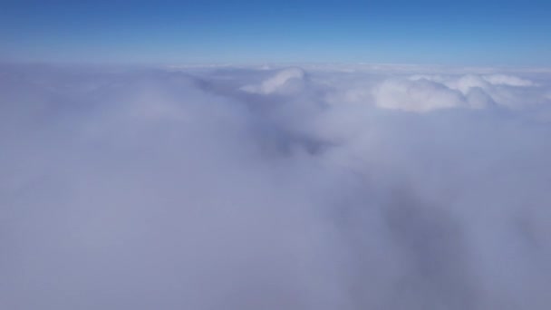 Белые Кучевые Облака Снежных Горах Зимой Луч Солнца Падает Часть — стоковое видео