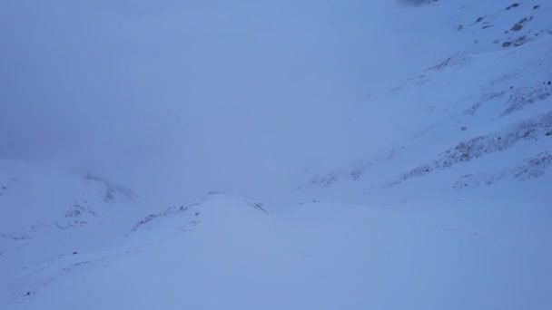 Záchranná Chatrč Vysoko Horách Mezi Mraky Vedle Domu Stojí Horolezec — Stock video