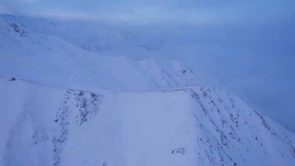 Μια Καλύβα Διάσωσης Ψηλά Στα Βουνά Ανάμεσα Στα Σύννεφα Υπάρχει — Αρχείο Βίντεο
