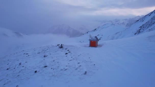 Rescue Hut High Mountains Clouds Climber Standing Next House White — Vídeos de Stock