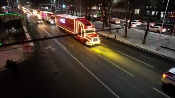 Big Red Coca Cola Trucks Passing City Van Popular People — Vídeos de Stock