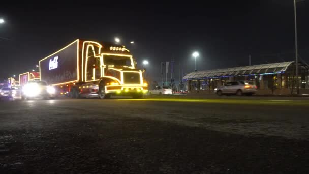 红色的可口可乐大卡车正穿过这个城市 在车里 受欢迎的人挥挥手 人民是幸福的 黄色的灯在燃烧 假期快到了 Almaty 2022 — 图库视频影像