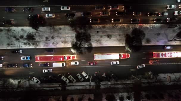 Червоні Великі Вантажівки Coca Cola Їдуть Вулицями Міста Середня Кількість — стокове відео