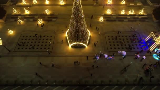 广场上的灯下有一棵大圣诞树 从街上的无人驾驶飞机上俯瞰着人车 一座装饰着花环的明亮建筑 各种新年装饰 12月 阿拉木图 — 图库视频影像