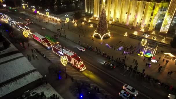 Дороге Едет Новогодний Караван Автомобилей Coca Cola Люди Встречаются Машут — стоковое видео