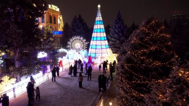Casa Bellamente Decorada Para Navidad Año Nuevo Nieve Cae Las — Vídeos de Stock