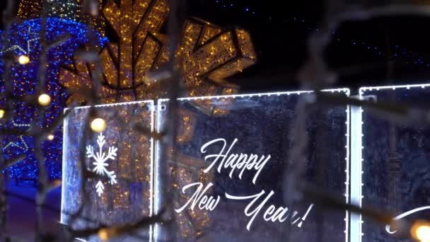 Επιγραφή Νέον Στον Φράχτη Καλή Χρονιά Γιρλάντες Λάμπουν Πρωτοχρονιά Και — Αρχείο Βίντεο