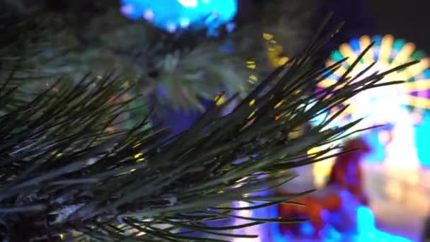 Neujahrs Und Weihnachtsdekoration Unter Dem Schnee Flauschige Schneeflocken Fallen Nadelzweige — Stockvideo