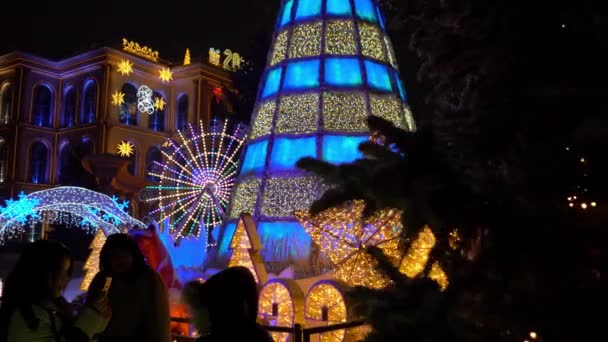 Люди Вулиці Святкують Новий Рік Різдво Падає Пухкий Сніг Яскраві — стокове відео