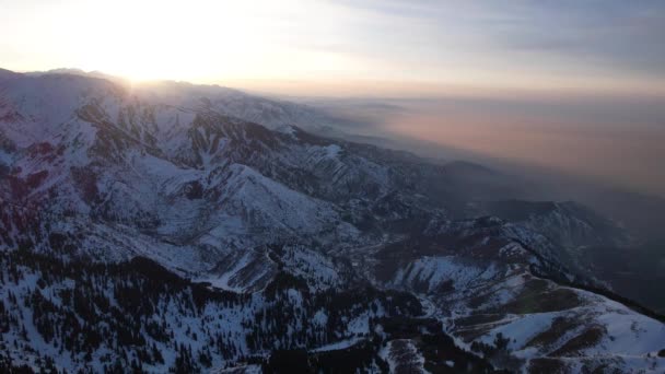 Yüksek Karlı Dağlarda Destansı Kırmızı Turuncu Gün Batımı Uzun Kozalaklı — Stok video