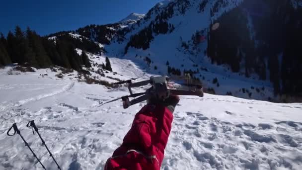 Guy Hand Launches Quadcopter Mountainous Terrain Snow All High Peaks — Vídeo de stock