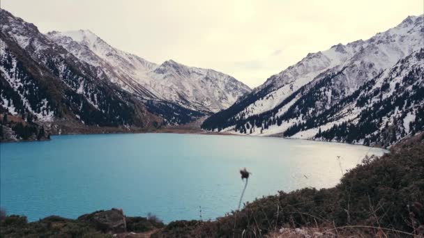 Timelapse Mountain Lake Blue Water Winter Suns Rays Reflected Water — Stockvideo