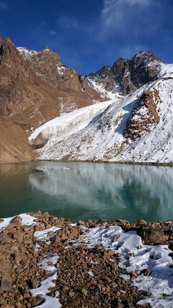 Горное Озеро Изумрудной Водой Отражает Ледник Зеркало Можете Увидеть Вершины Стоковое Фото