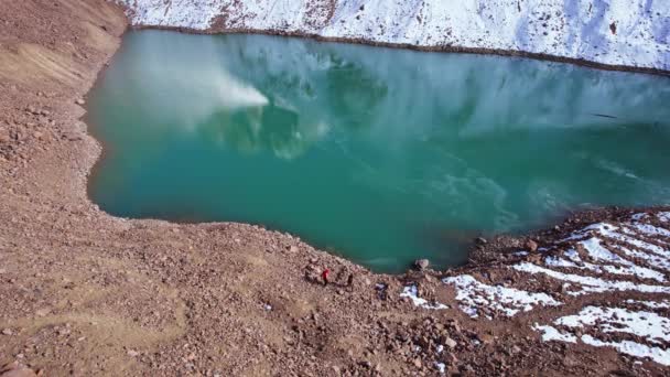 Een Bergmeer Met Smaragd Water Reflecteert Een Gletsjer Als Een — Stockvideo
