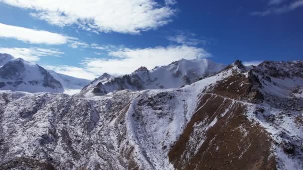 Antigo Glaciar Neve Entre Altas Montanhas Picos Das Montanhas Estão — Vídeo de Stock