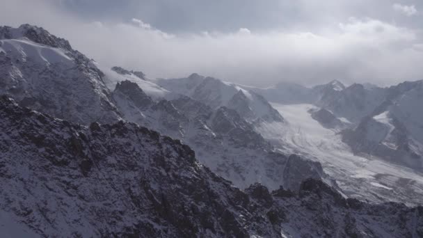 Yüksek Dağların Arasında Kadim Bir Kar Buzulu Dağların Zirveleri Karla — Stok video