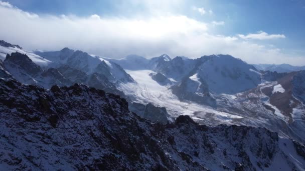 Ein Uralter Schneegletscher Inmitten Hoher Berge Die Gipfel Der Berge — Stockvideo