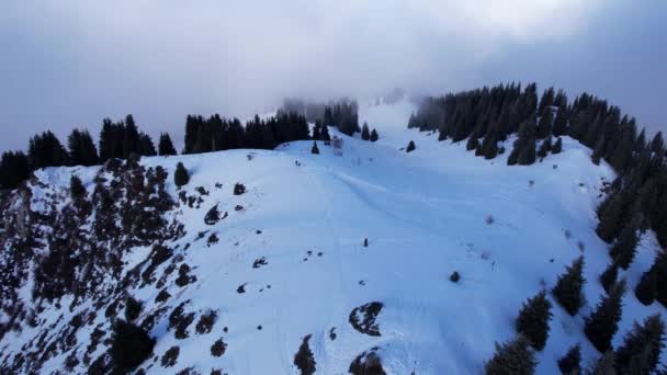 Bílé Hromadné Mraky Zasněžených Horách Zimě Paprsky Slunce Dopadají Část — Stock video