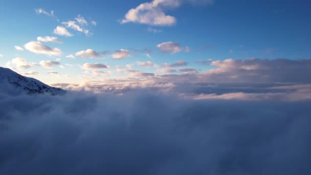 Volando Entre Océano Nubes Las Montañas Niebla Como Grandes Olas — Vídeos de Stock