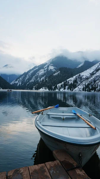 Horské Jezero Lese Zrcadlovou Vodou Dřevěné Molo Bílými Čluny Voda Stock Obrázky