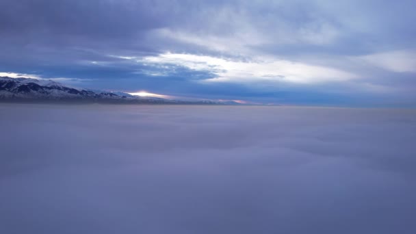 Latanie Dronem Wśród Chmur Widokiem Góry Jasnożółte Promienie Słońca Zachodzie — Wideo stockowe