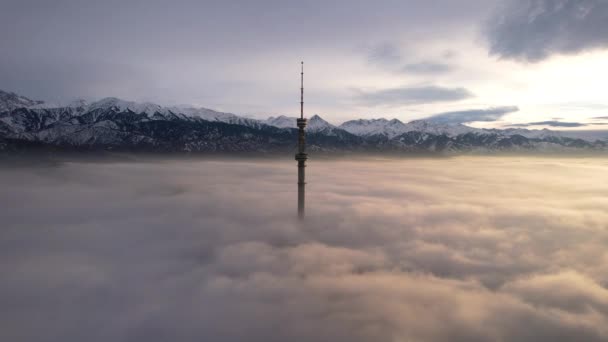 Der Fernsehturm Blickt Bei Sonnenuntergang Aus Den Wolken Draufsicht Von — Stockvideo