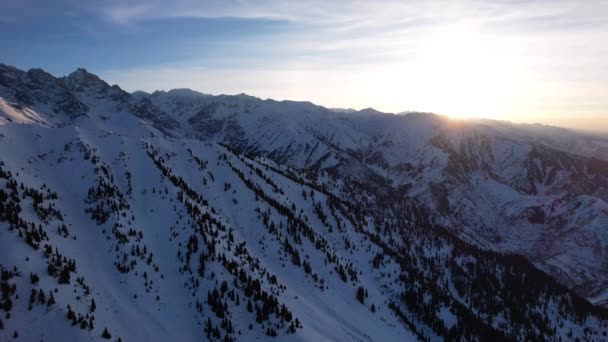 Yüksek Karlı Dağlarda Destansı Kırmızı Turuncu Gün Batımı Uzun Kozalaklı — Stok video