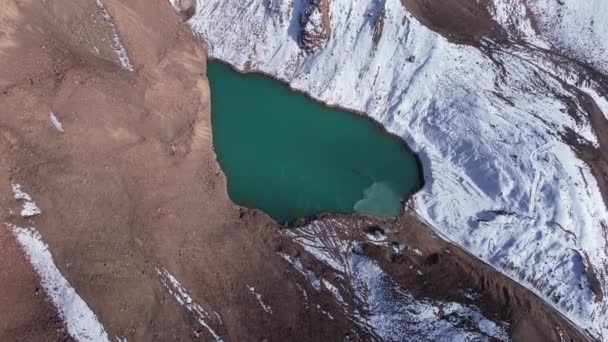 Μια Λίμνη Στο Βουνό Σμαραγδένιο Νερό Είναι Σαν Καθρέφτης Κάτοψη — Αρχείο Βίντεο