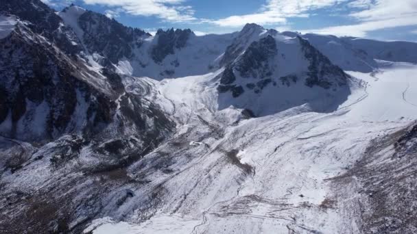 Starożytny Lodowiec Wśród Wysokich Gór Szczyty Gór Pokryte Śniegiem Niektórych — Wideo stockowe